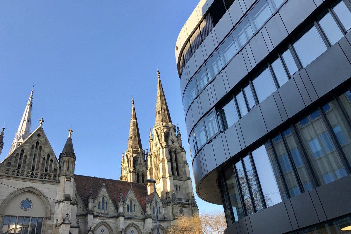 Caleido, Feinstraße 2: das Gebäude der Downtown Penthouses neben der Kirche